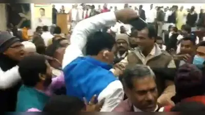 Bihar Congress की बैठक में बवाल, आपस में भिड़े नेता, जमकर चलीं कुर्सियां, देखें Video