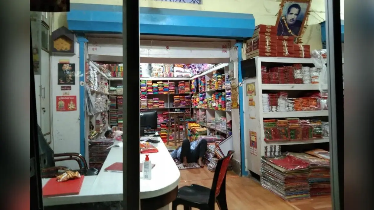 दिनभर दुकान में बैठ कपड़े बेचता रहा कोरोना पॉजिटिव शख्स, होम आइसोलेशन की उड़ी धज्जियां