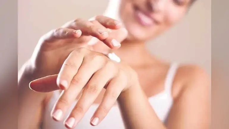 Healthy SkinTips : सर्दियों में ऐसे रखें अपना ख्याल, त्वचा रहेगी चमकदार