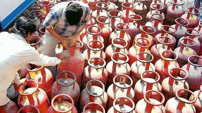 पटना में ठंड बढ़ी तो एलपीजी सिलिंडर में गैस कम मिलने की बढ़ी शिकायत, जानिए कैसे रहें अलर्ट