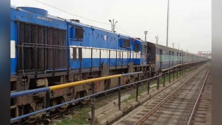 Bareilly News: पांचवीं के छात्र ने मालगाड़ी पर चढ़कर पकड़ी ओएचई लाइन, करंट लगने से झुलसा, हालत गंभीर