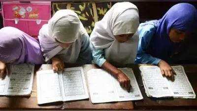 बिहारशरीफ के मदरसा परिसर में बेची जा रही मछली, जिला प्रशासन की चेतावनी के बाद भी बिक्रेताओं पर असर नहीं