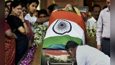 फिर से किया गया जयललिता का अंतिम संस्कार, शव की जगह रखी गई गुड़िया