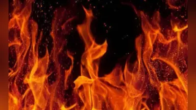 वाराणसी: साड़ी फैक्ट्री में शॉर्ट सर्किट से लगी आग, फायर बिग्रेड ने कड़ी मशक्कत के बाद पाया काबू