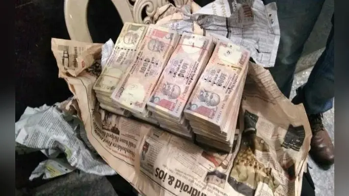 Bihar: सिंचाई विभाग के अभियंता के घर निगरानी का छापा, पांच लाख के पुराने नोट समेत मिली इतनी अवैध संपत्ति