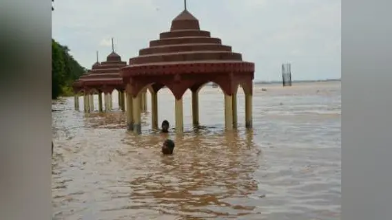 NIT घाट जाने वाले रास्ते पूरी तरह जलमग्न, प्रशासन की मनाही के बावजूद गंगा घाटों पर जाने की जिद कर रहे लोग
