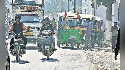 ठेकेदार खादगढ़ा बस स्टैंड के बाहर कर रहे हैं ऑटोवालों से अवैध वसूली, नहीं देने वालों के साथ करते हैं ऐसा सलूक