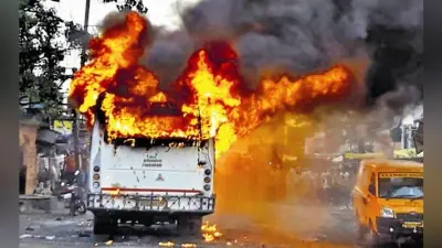 Burning Bus: कानपुर में टल गया बड़ा हादसा, चलती बस में लगी आग, खिड़की से कूदकर बचाई लोगों ने जान