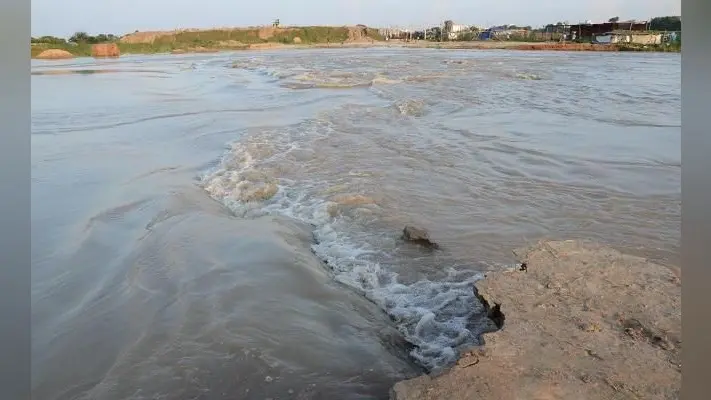गंडक का जल स्तर बढ़ा, विशंभरपुर में स्टर्ड का एक चौथाई हिस्सा नदी में धंसा