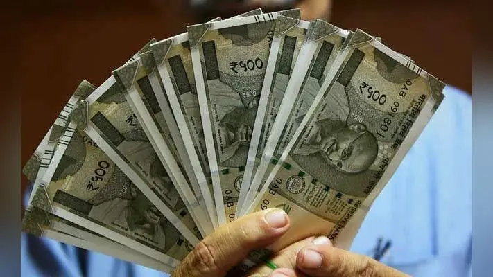 एक साल तक नहीं बढ़ेगी केंद्रीय कर्मचारियों की सैलरी? देखें Fact Check
