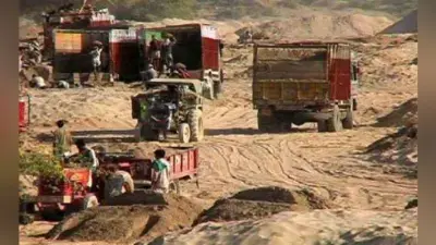 पटना : बालू माफियाओं की गिरफ्तारी के लिए गंगा दियारे में छापेमारी जारी