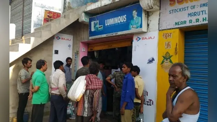 Bokaro : बैटरी दुकान का शटर तोड़कर लाखों के सामान ले उड़े चोर