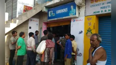 Bokaro : बैटरी दुकान का शटर तोड़कर लाखों के सामान ले उड़े चोर