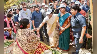 ….जब राज्यपाल द्रौपदी मुर्मू गयी सब्जी खरीदने तो बेचने वाली महिला ने कहा, मैडम! आप पहली बार आयी हैं, हम पैसे नहीं लेंगे