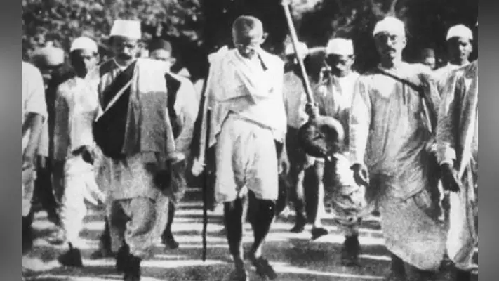दंगे की आग में जलते नोआखाली को शांत करने के लिए चार महीने तक खाली पैर गांव-गांव घूमे थे महात्मा गांधी