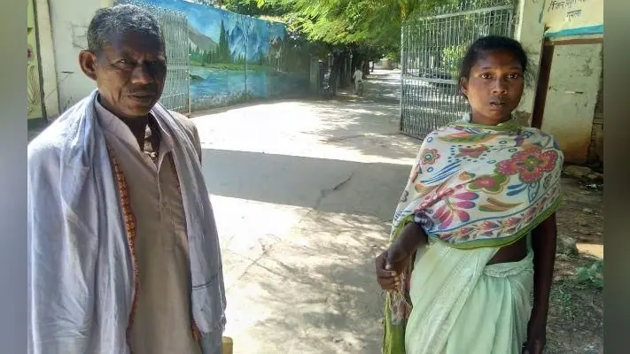 न्याय के लिए भटक रही है प्रताड़ित महिला, ससुराल वालों ने डायन कह घर से निकाला
