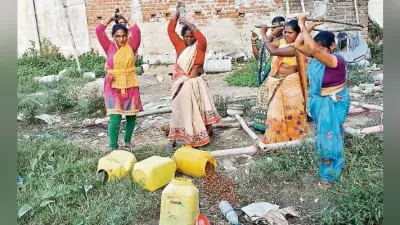 रांची :हातमा को शराब मुक्त बनाने का महिलाओं ने उठाया बीड़ा, डंडे लेकर हर घर की जांच, तोड़े बर्तन