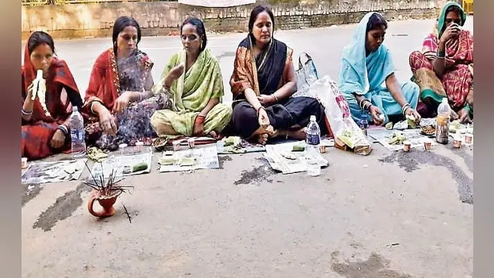 रांची : राजभवन के पास रसोइयों का धरना नौवें दिन जारी, सड़क पर किया जिउतिया का पारण