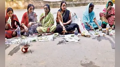 रांची : राजभवन के पास रसोइयों का धरना नौवें दिन जारी, सड़क पर किया जिउतिया का पारण