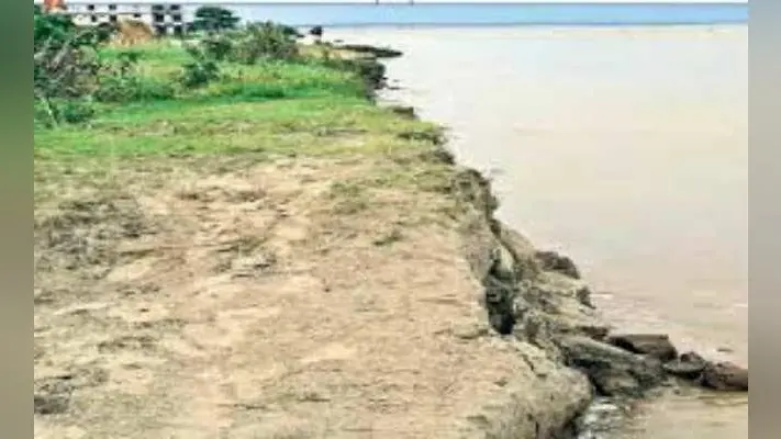 कई गांवों के अस्तित्व पर गंगा के कटाव का संकट, किसानों की चिंता बढ़ी