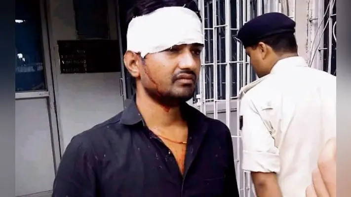 पटना : बिना हेलमेट बाइक चला रहे छात्र का सिपाही ने सिर फोड़ा