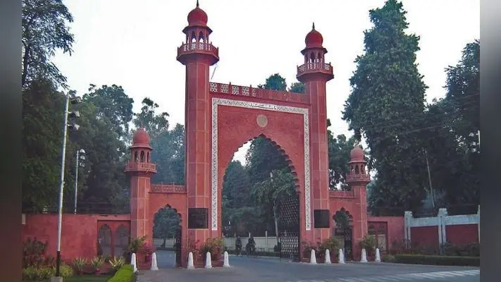 AMU में लगी जिन्ना की ग्रुप फोटो, लाइब्रेरियन को नोटिस