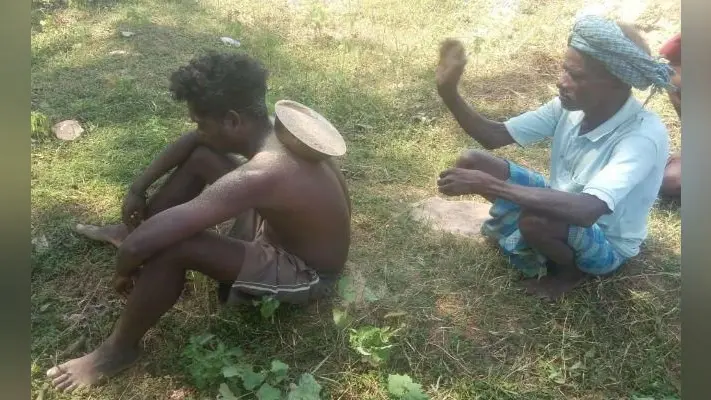 गुमला : मौत से बचने के लिए पीठ में चिपका रहे कासा की थाली, दो की मौत के बाद अंधविश्वासी हुए लोग