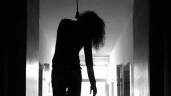पंखे से लटकी मिली महिला की लाश, पति हुआ गिरफ्तार