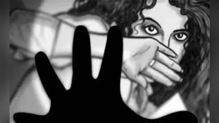 छात्रा से यौन उत्पीड़न को लेकर बवाल, लाठीचार्ज, कई जख्मी, गुस्साये अभिभावकों ने आरोपी शिक्षक को उनके हवाले करने की मांग पर तोड़ी टेबुल-कुर्सियां
