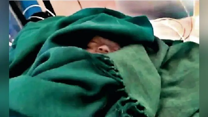 रांची : जिस बेड पर पड़ा था बच्चे का शव, उसी पर चल रहा था दूसरे बच्चे का इलाज