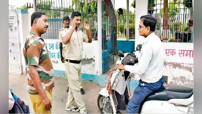 हेलमेट पहन के आएं कलेक्ट्रेट, नहीं तो कटेगा चालान