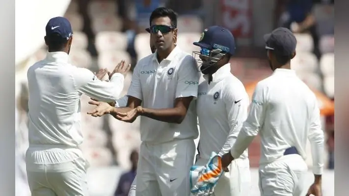INDvsWI second test : कुलदीप-उमेश ने लिये तीन-तीन विकेट, वेस्टइंडीज के 7/295 रन