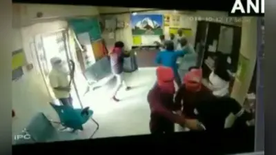 VIDEO दिल्ली बैंक लूट: देखें कैसे बैक में घुसे अपराधी, कैशियर को मारी गोली, लूटे दो लाख रुपये