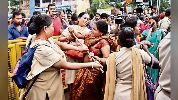 रांची : रसोइयों ने चौक-चौराहों को किया जाम छह घंटे तक ठप रही यातायात व्यवस्था