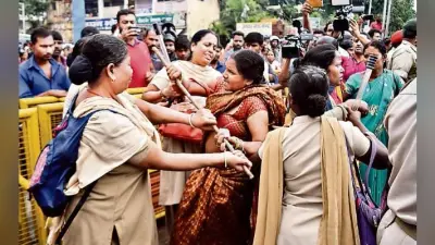 रांची : रसोइयों ने चौक-चौराहों को किया जाम छह घंटे तक ठप रही यातायात व्यवस्था