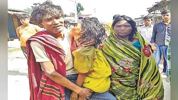 एंबुलेंस नहीं की व्यवस्था तो कंधे पर बच्ची के शव को उठा घर ले गये पिता