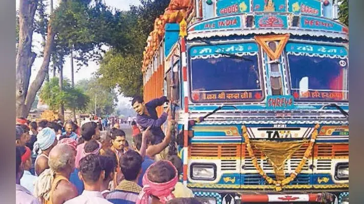 पटना : ऑटो ने बाइक को मारी टक्कर, दो की मौत, इधर ट्रक ने डीलर को रौंदा, मौत पर सड़क जाम