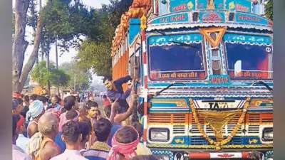 पटना : ऑटो ने बाइक को मारी टक्कर, दो की मौत, इधर ट्रक ने डीलर को रौंदा, मौत पर सड़क जाम
