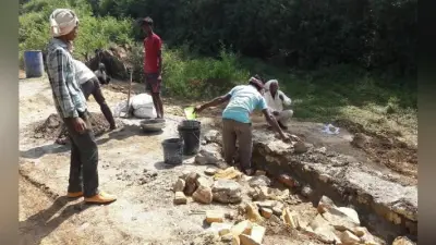 भवनाथपुर : घटिया सड़क निर्माण को लेकर ग्रामीणों का हंगामा, निर्माण में लगाया जा रहा चूना पत्थर