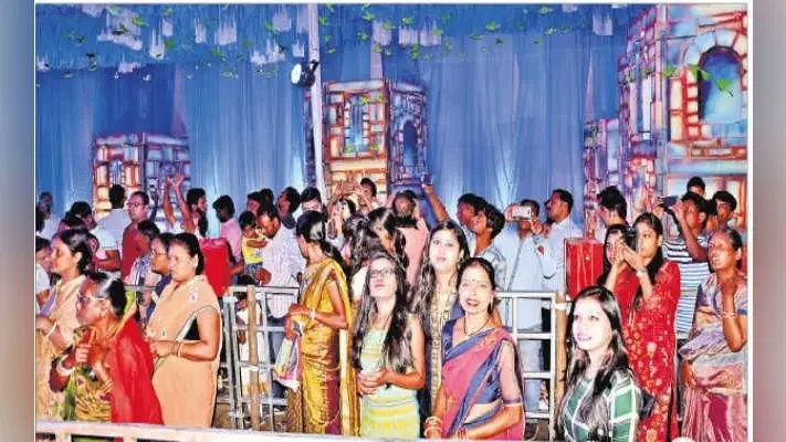 मां दुर्गा की आराधना में डूबा शहर, हर तरफ खुशियां