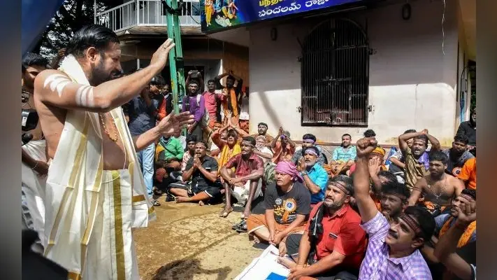 SabarimalaTemple : महिलाओं के प्रवेश का विरोध जारी, महिला पत्रकार की गाड़ी पर हमला, उग्र भीड़ पर लाठीचार्ज