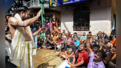 SabarimalaTemple : महिलाओं के प्रवेश का विरोध जारी, महिला पत्रकार की गाड़ी पर हमला, उग्र भीड़ पर लाठीचार्ज