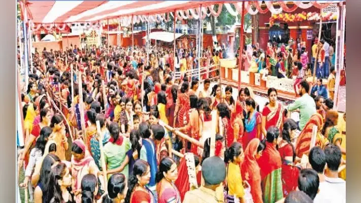मां दुर्गा का खोईंछा भर महिलाओं ने मांगी खुशहाली