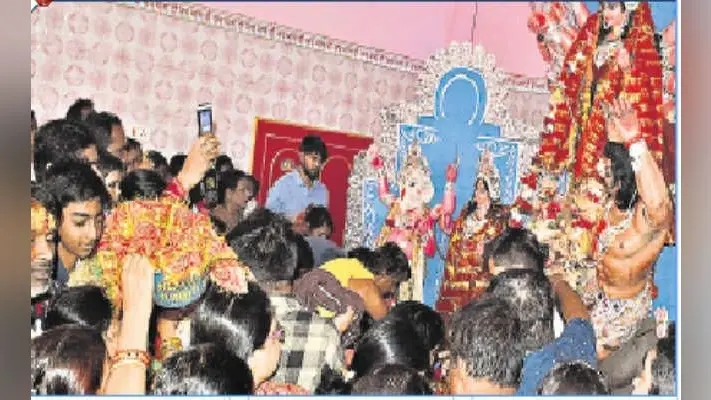 मां के जयकारे से गुंजायमान रहा पूजा पंडाल मां के महागौरी स्वरूप की पूजा