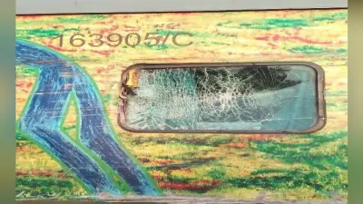 थम गयी यात्रियों की सांसे, जब रेलवे फाटक तोड़कर दौड़ती राजधानी एक्सप्रेस से टकराया ट्रक