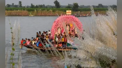 Dussehra 2018: ढाक की धुन पर श्रद्धालुओं ने देवी दुर्गा, उनके बच्चों को विदाई दी
