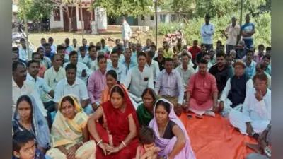 चौबे स्टेशन पर ट्रेन ठहराव को लेकर धरना-प्रदर्शन, पूर्व विधायक अमित यादव भी शामिल