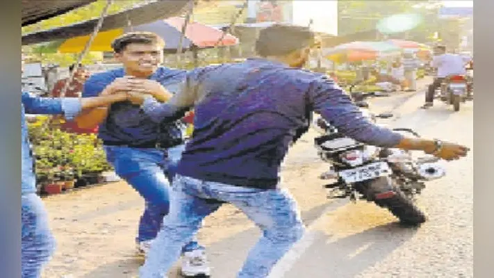 त्रिकोणीय प्रेम में फौजी ने प्रेमिका को, तो जवाब में लड़की के घरवालों ने उसे धुना