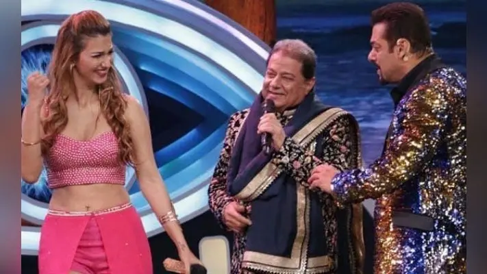 VIDEO : क्या सलमान खान ने सरेआम कर दी अनूप जलोटा की बेइज्जती? अपने डॉगी से कर दी तुलना