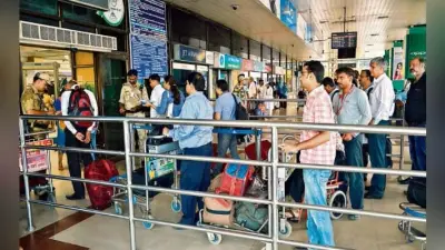 दुर्गा पूजा के बाद लौटने वालों की भीड़ से लंबी हुई पटना एयरपोर्ट पर कतार